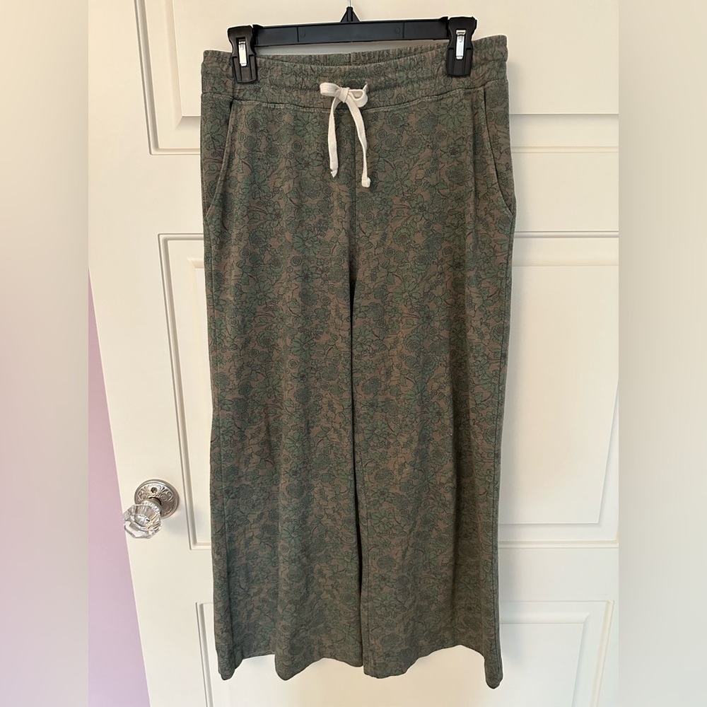 Sundry Olive Green Floral Print Sweatpants